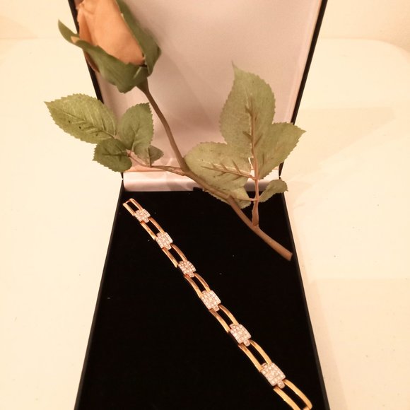 🎁 FREE GIFT INCLUDED 🎁 NWOT Gold Tone Fashion Jewelry Bracelet. - Picture 2 of 7